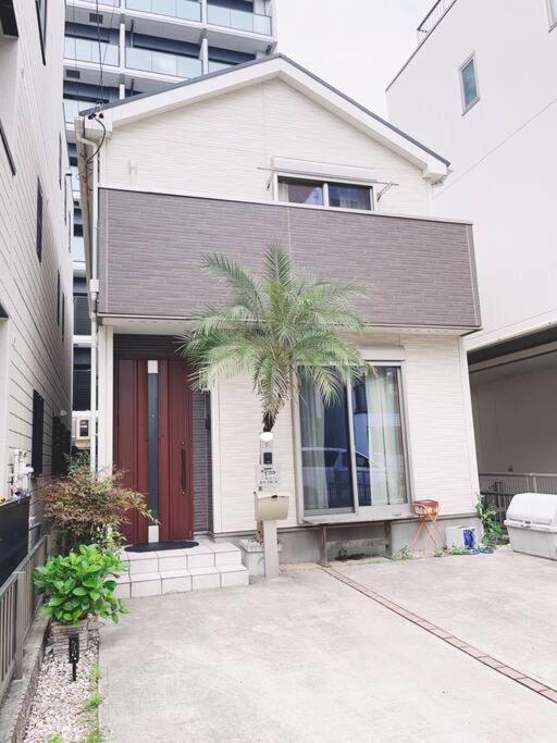 a house with a palm tree in front of it at 栖禾 seika in Nagoya