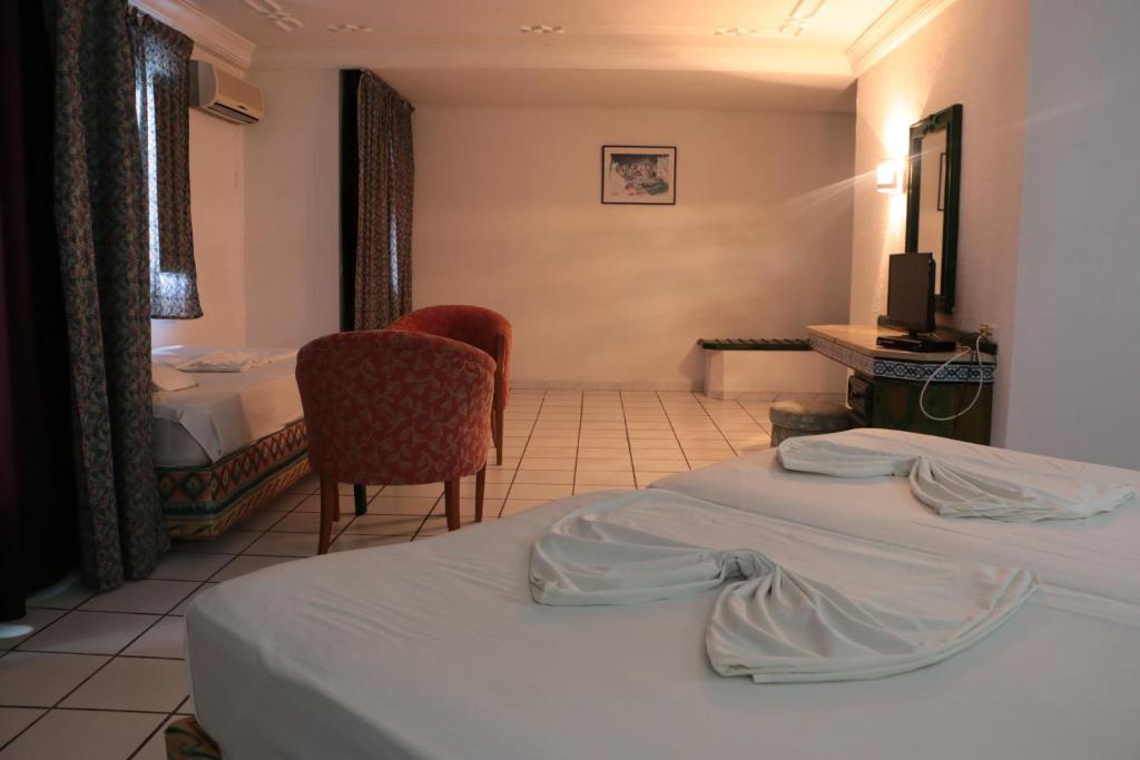 Postel nebo postele na pokoji v ubytování Hotel Le Khalife