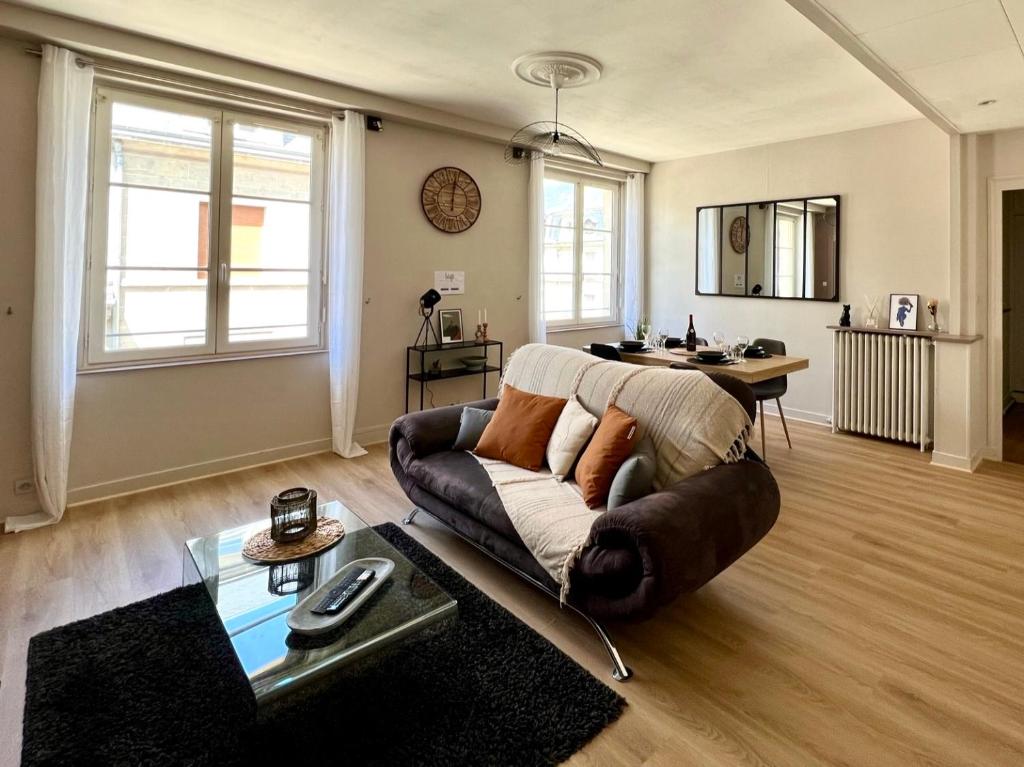 un salon avec un canapé et une table dans l'établissement L'ORFÈVRE - hypercentre, lumineux, vue cathédrale, à Blois