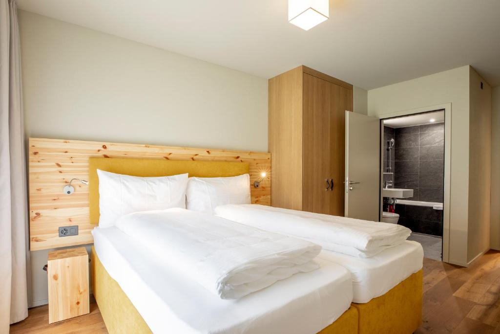 Postel nebo postele na pokoji v ubytování SWISSPEAK Resorts Meiringen
