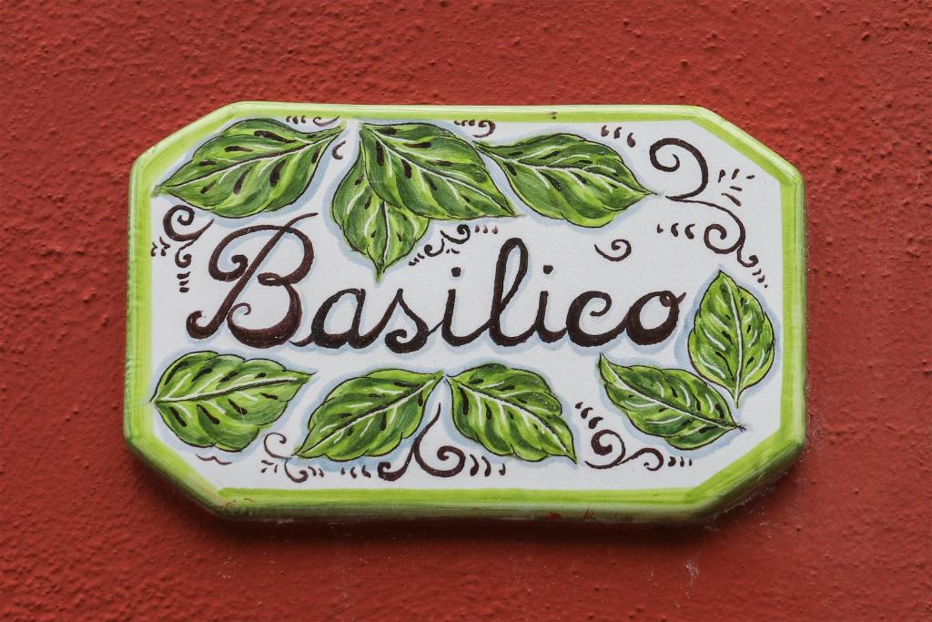 Un cartello su un muro che dice "basilico B" di BASILIMO di Home Hill a Capannori