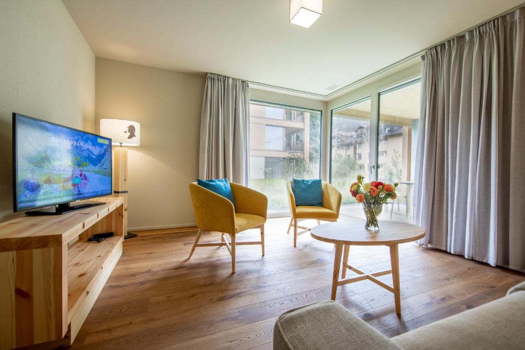 TV a/nebo společenská místnost v ubytování SWISSPEAK Resorts Meiringen