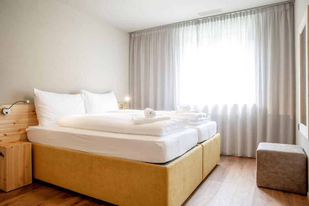 Postel nebo postele na pokoji v ubytování SWISSPEAK Resorts Meiringen
