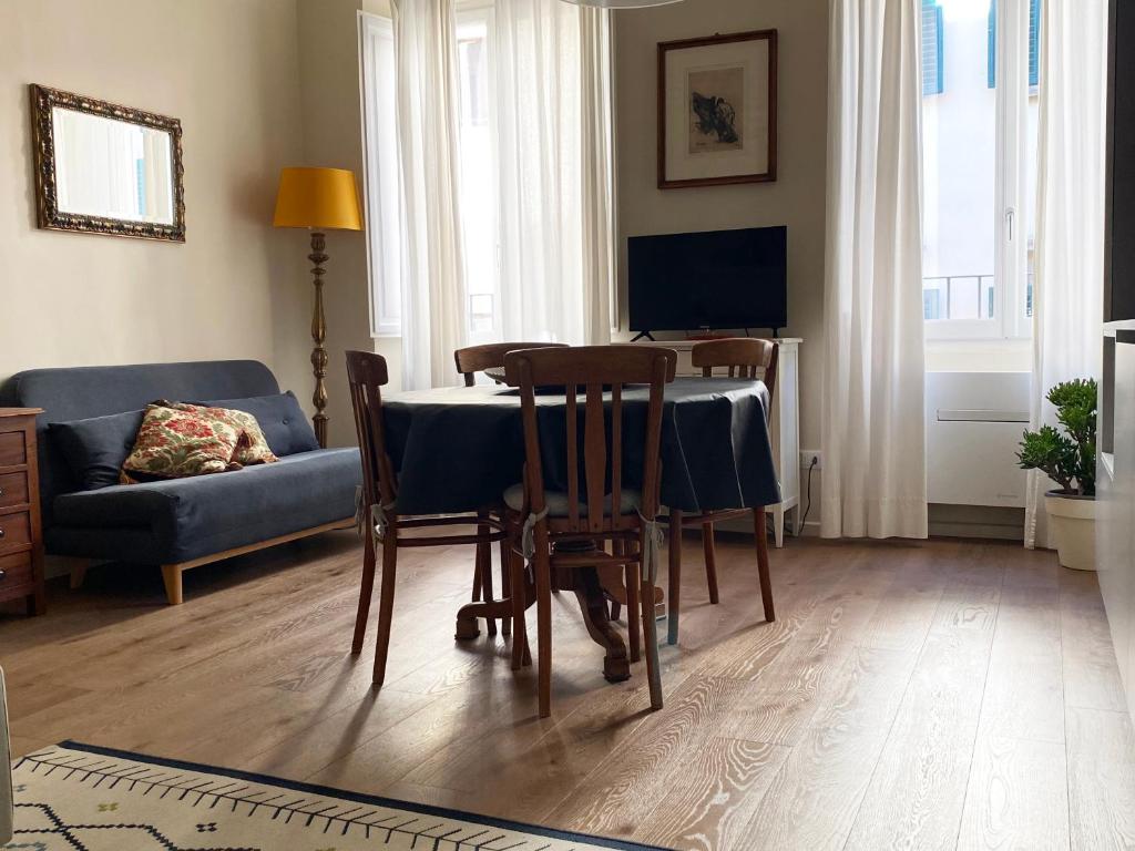 salon ze stołem, krzesłami i kanapą w obiekcie La Torre we Florencji