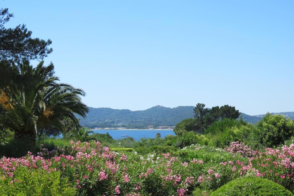 una vista del agua desde un campo de flores en Villa Perdrix, en Grimaud