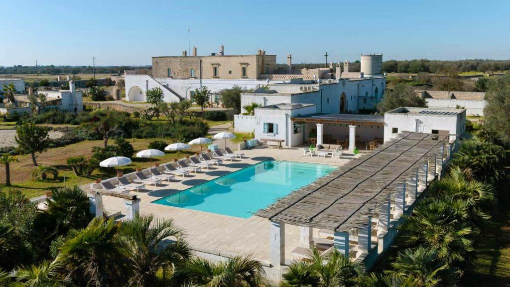 an overhead view of a pool with chairs and umbrellas at Masseria Palombara Relais & SPA - Adults only in Manduria