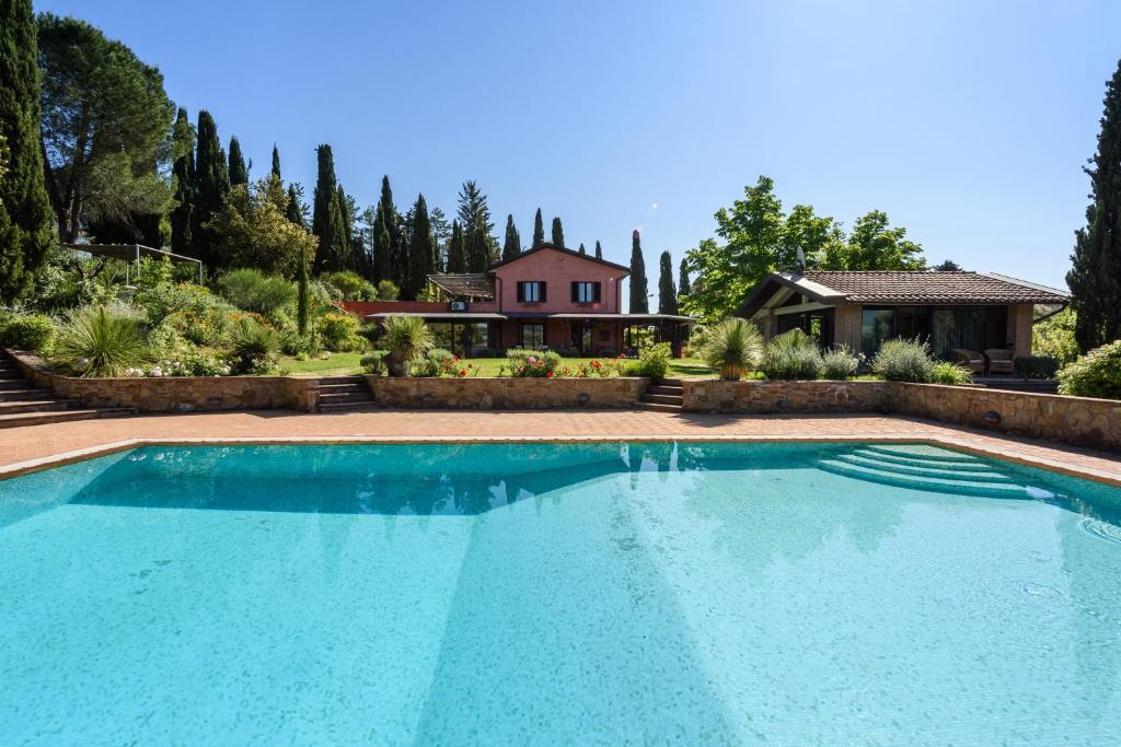 una gran piscina frente a una casa en Villa San Gimignano View, en Strada