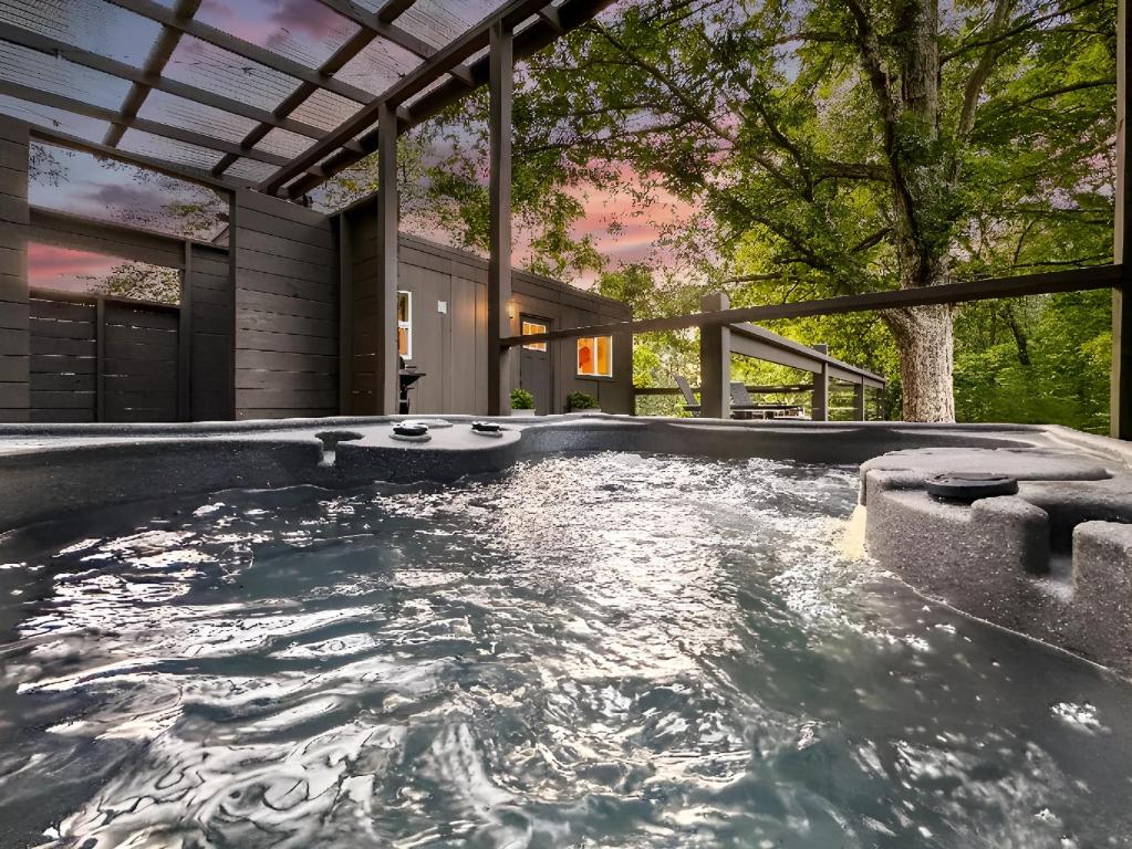 einen Whirlpool im Hinterhof eines Hauses in der Unterkunft Couples Retreat: King Bed:Hot tub:Firepit & More in Blue Ridge