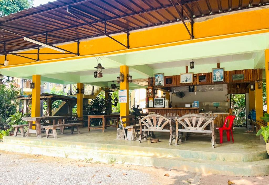Restaurace v ubytování Baan Bali Beach Resort Pranburi