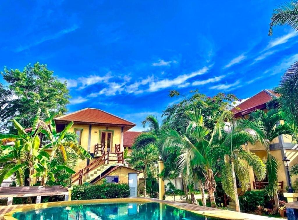 Bazén v ubytování Baan Bali Beach Resort Pranburi nebo v jeho okolí