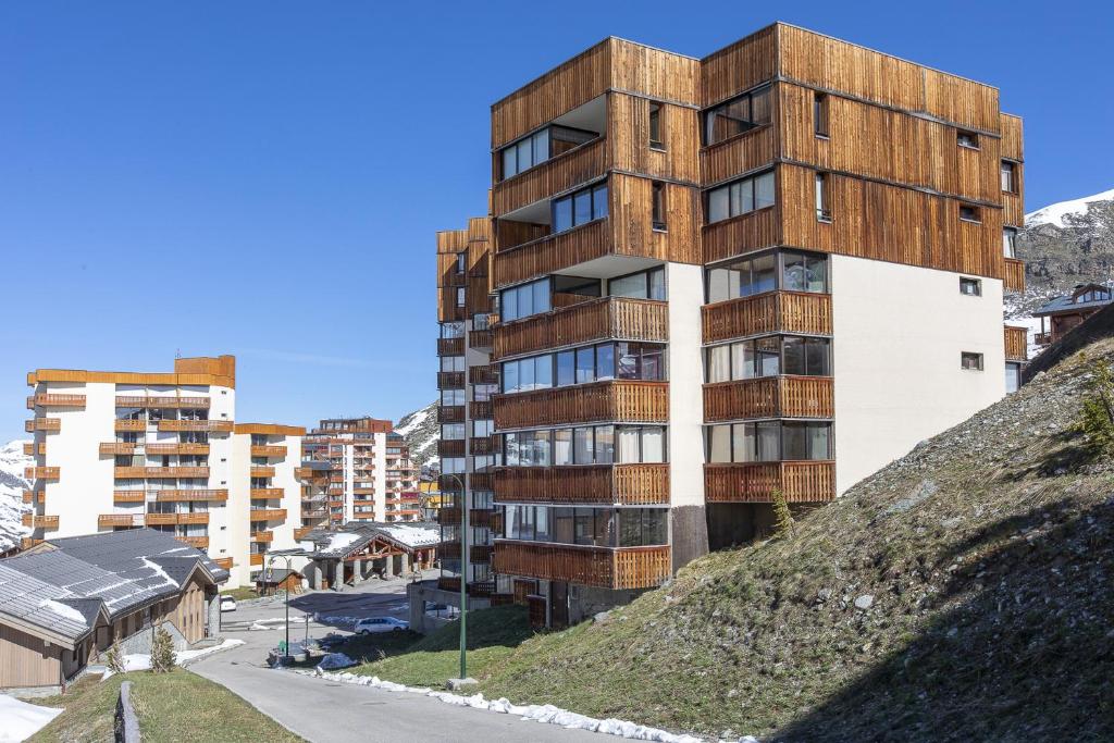 un immeuble situé sur le côté d'une colline dans l'établissement Résidence Le Sérac - Val Thorens, à Val Thorens