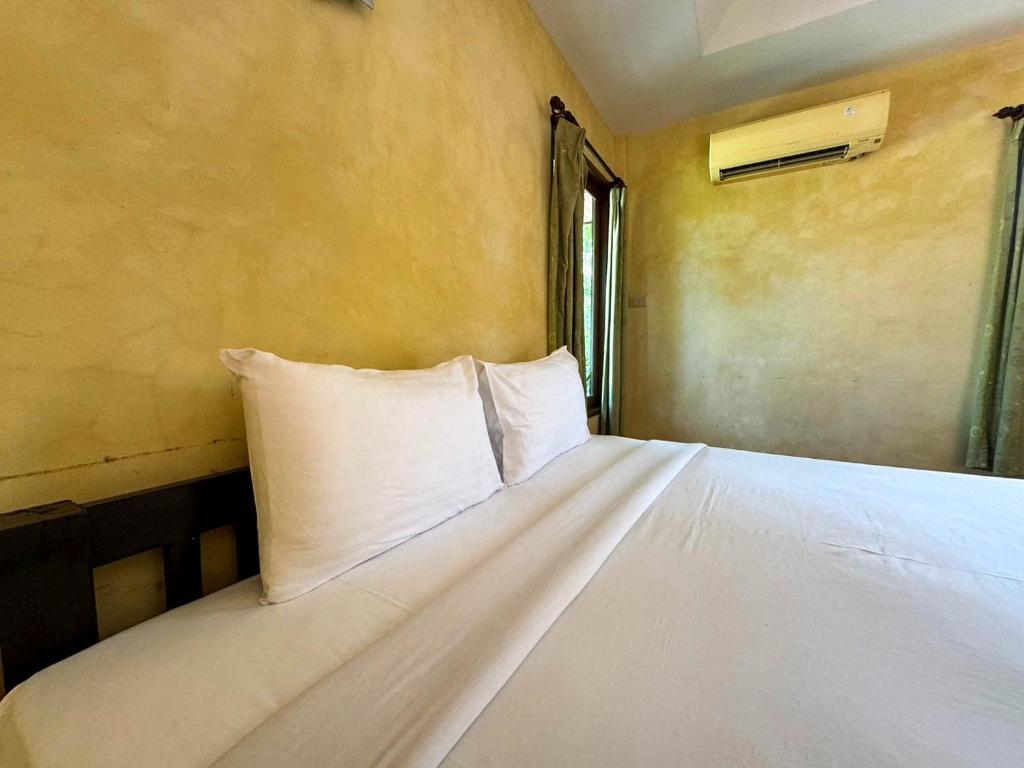Postel nebo postele na pokoji v ubytování Baan Bali Beach Resort Pranburi