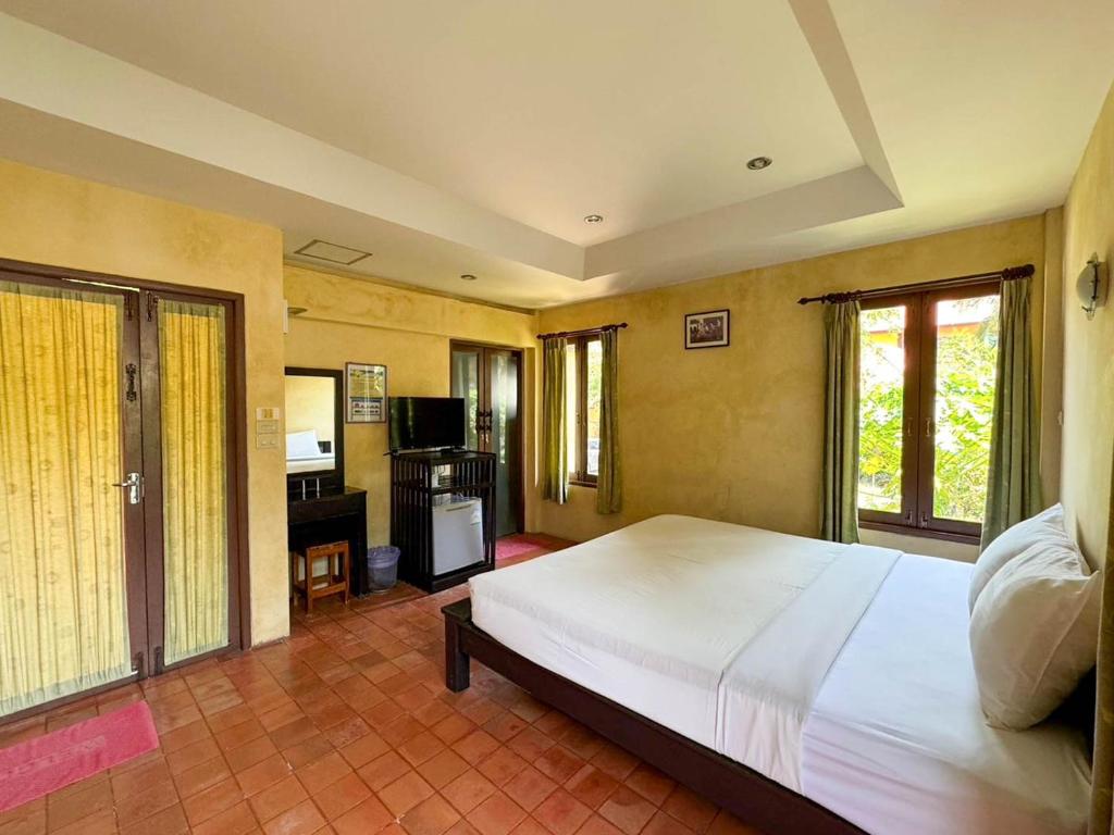 Postel nebo postele na pokoji v ubytování Baan Bali Beach Resort Pranburi