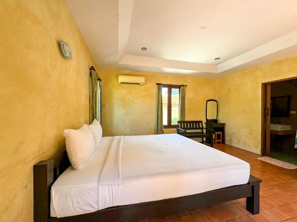Postel nebo postele na pokoji v ubytování Baan Bali Beach Resort Pranburi