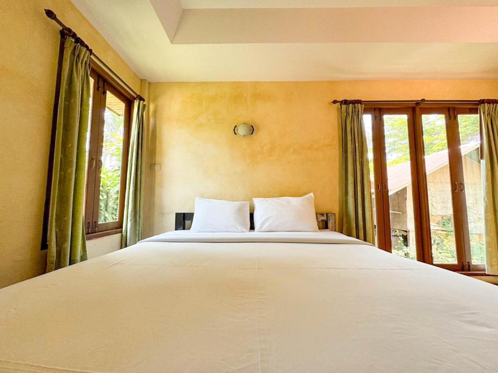 Postel nebo postele na pokoji v ubytování Baan Bali Beach Resort Pranburi