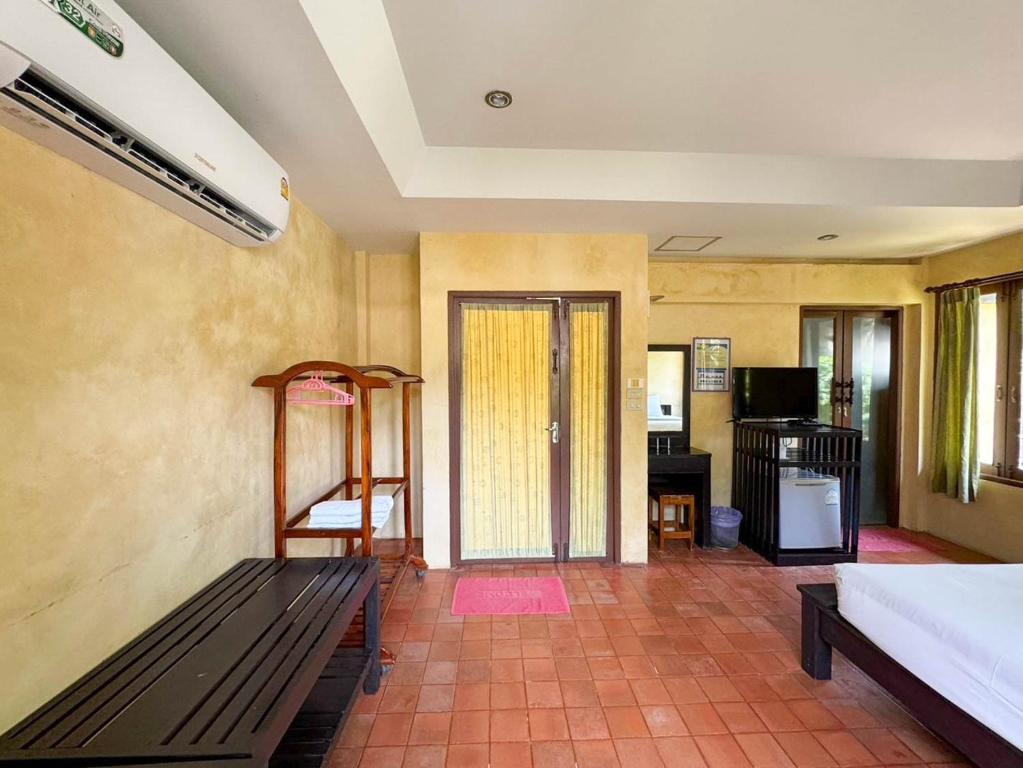Postel nebo postele na pokoji v ubytování Baan Bali Beach Resort Pranburi
