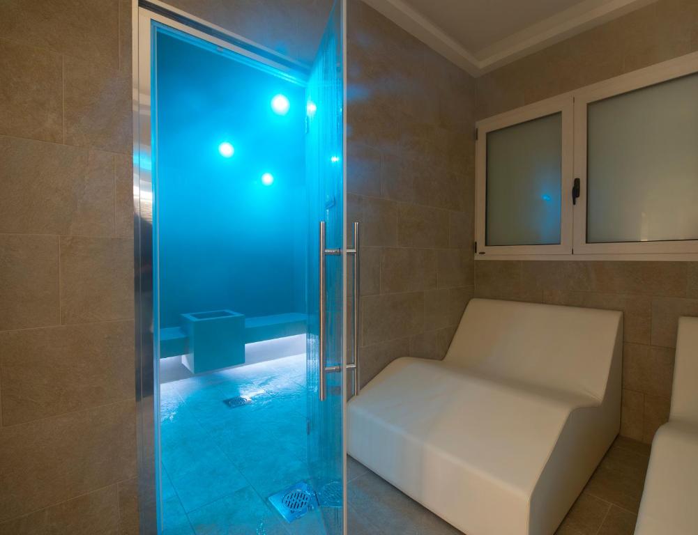 The swimming pool at or close to Hotel Guglielmo