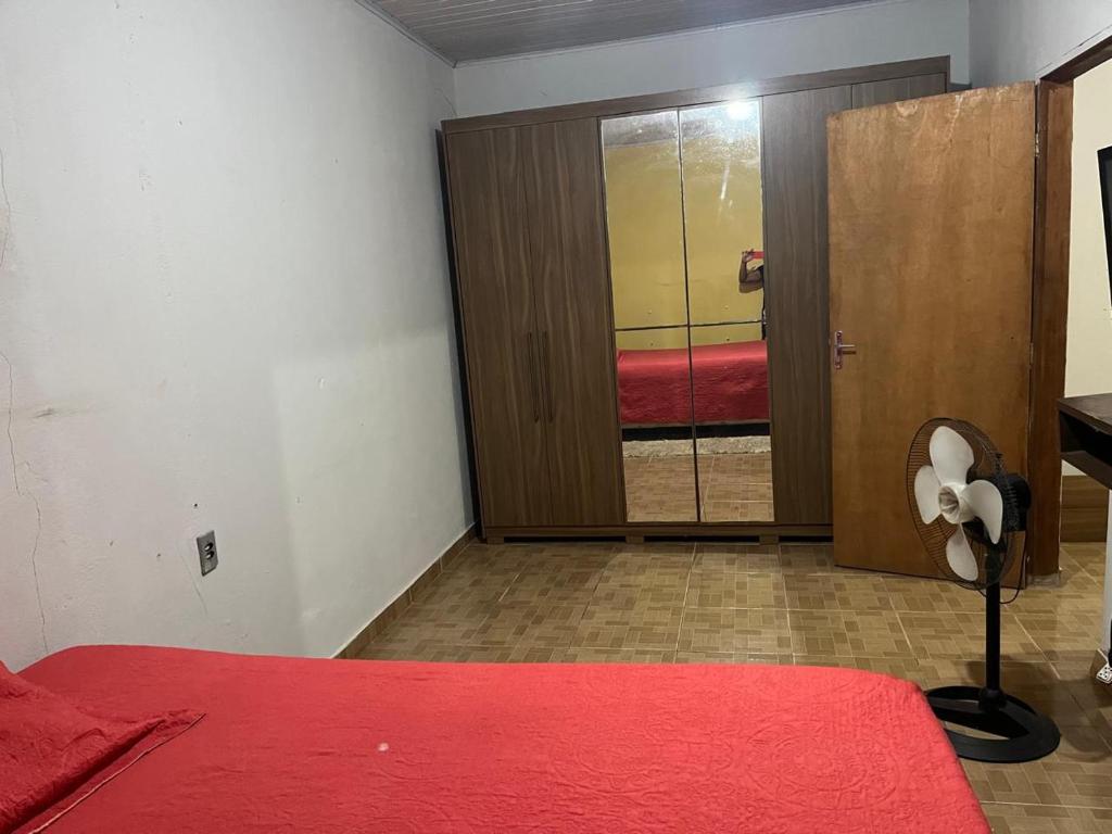 ein Schlafzimmer mit einem roten Bett und einer Schiebetür in der Unterkunft Apt Rondônia rual show in Ji-Paraná