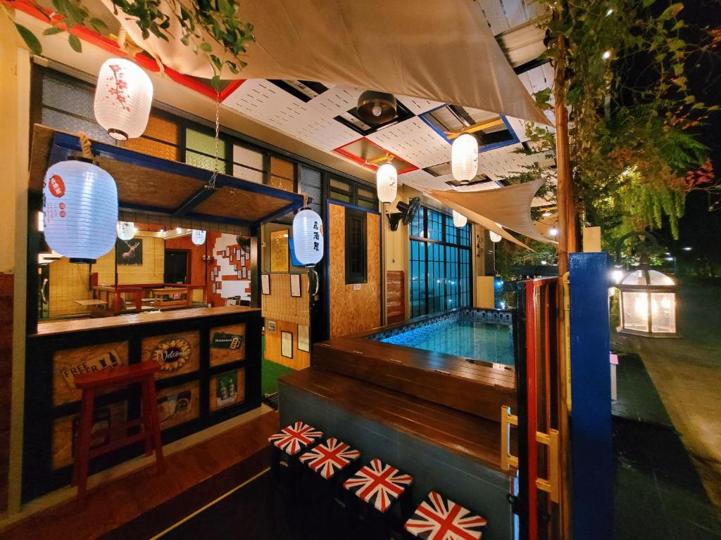 bar z basenem w restauracji w obiekcie อีโฮสเทลบ้านช่น w mieście Ban Chak Khamin