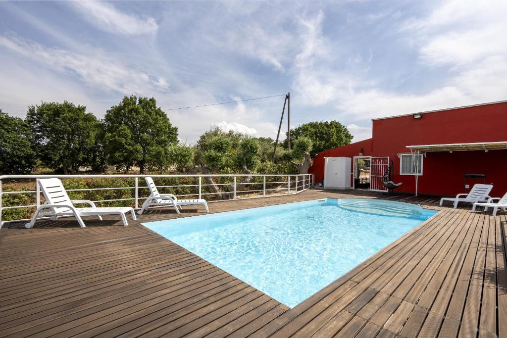 einen Pool auf einer Holzterrasse mit 2 Stühlen in der Unterkunft Casale dello zio, private wood in Castellana Grotte