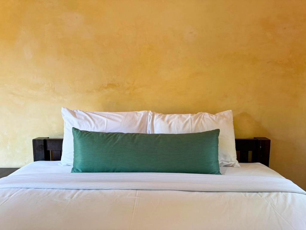 Postel nebo postele na pokoji v ubytování Baan Bali Beach Resort Pranburi