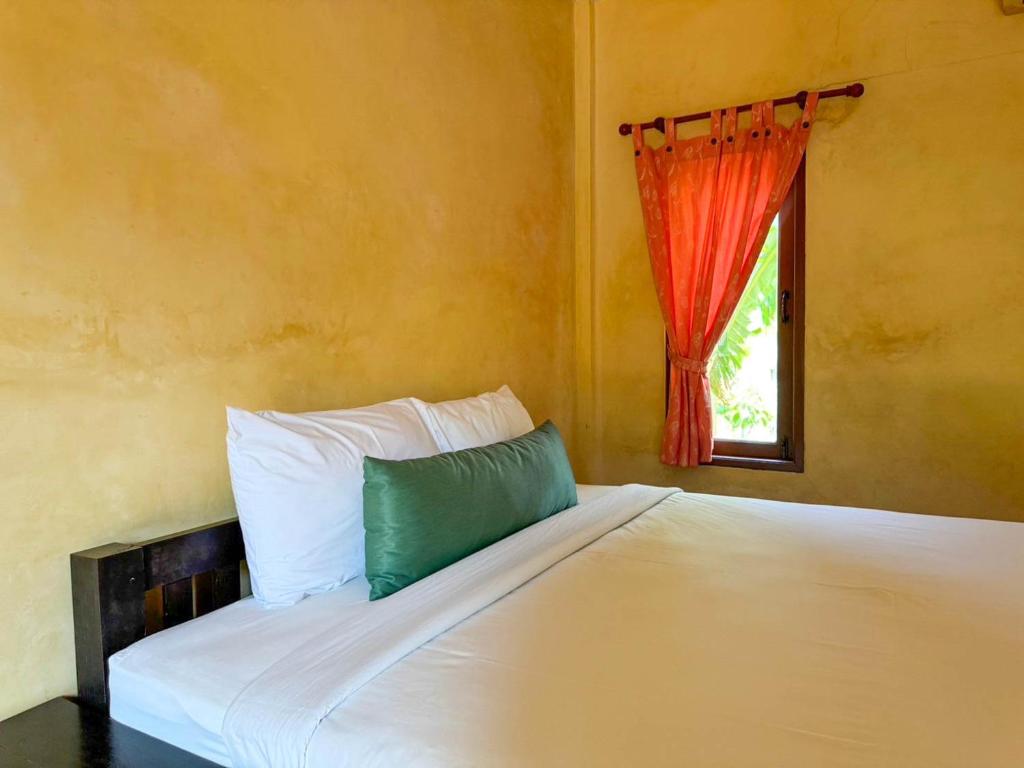 Postel nebo postele na pokoji v ubytování Baan Bali Beach Resort Pranburi