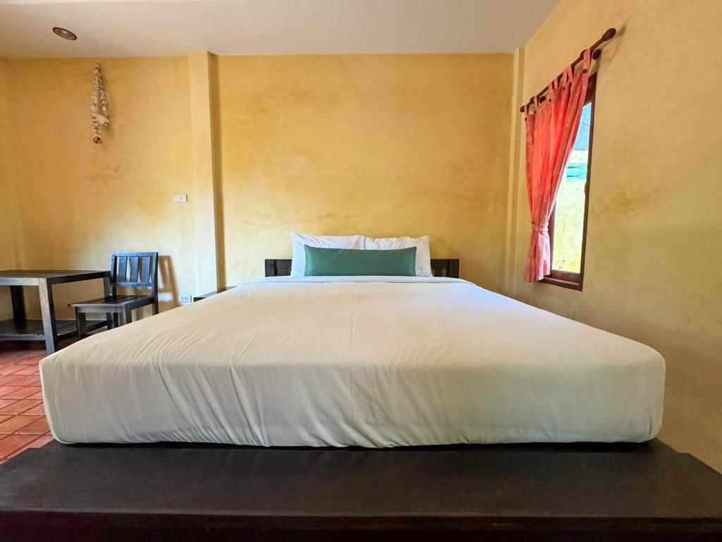 Postel nebo postele na pokoji v ubytování Baan Bali Beach Resort Pranburi