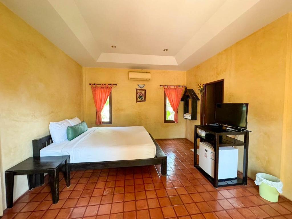 TV a/nebo společenská místnost v ubytování Baan Bali Beach Resort Pranburi