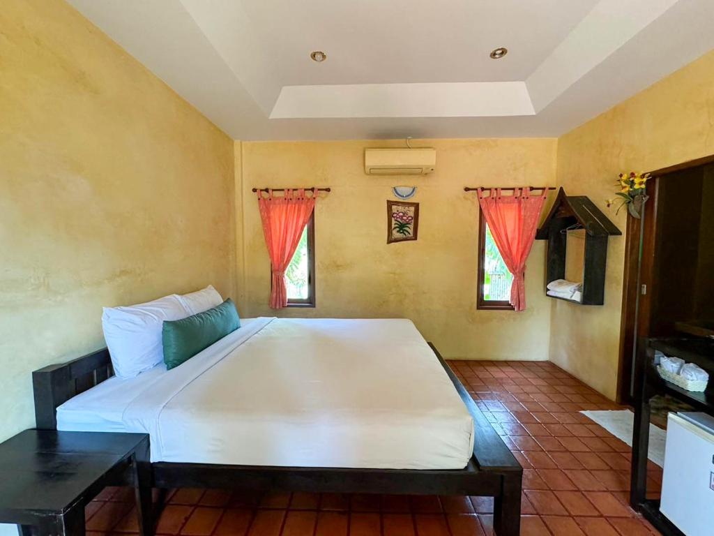 Postel nebo postele na pokoji v ubytování Baan Bali Beach Resort Pranburi