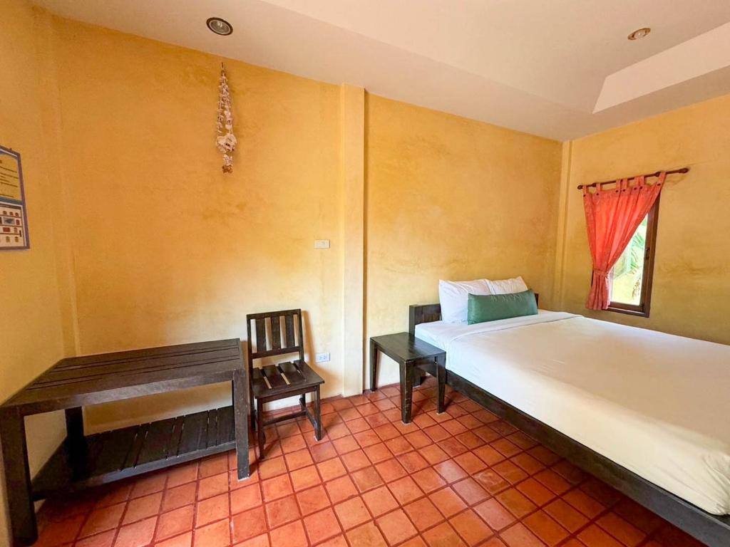 Postel nebo postele na pokoji v ubytování Baan Bali Beach Resort Pranburi