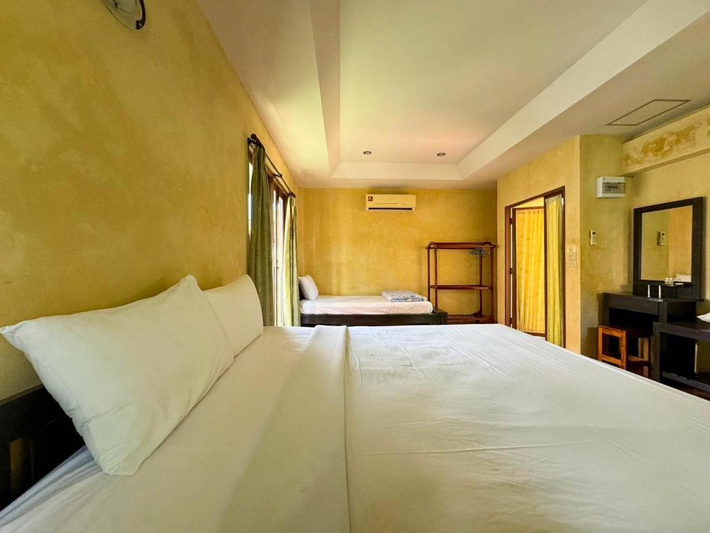 Postel nebo postele na pokoji v ubytování Baan Bali Beach Resort Pranburi