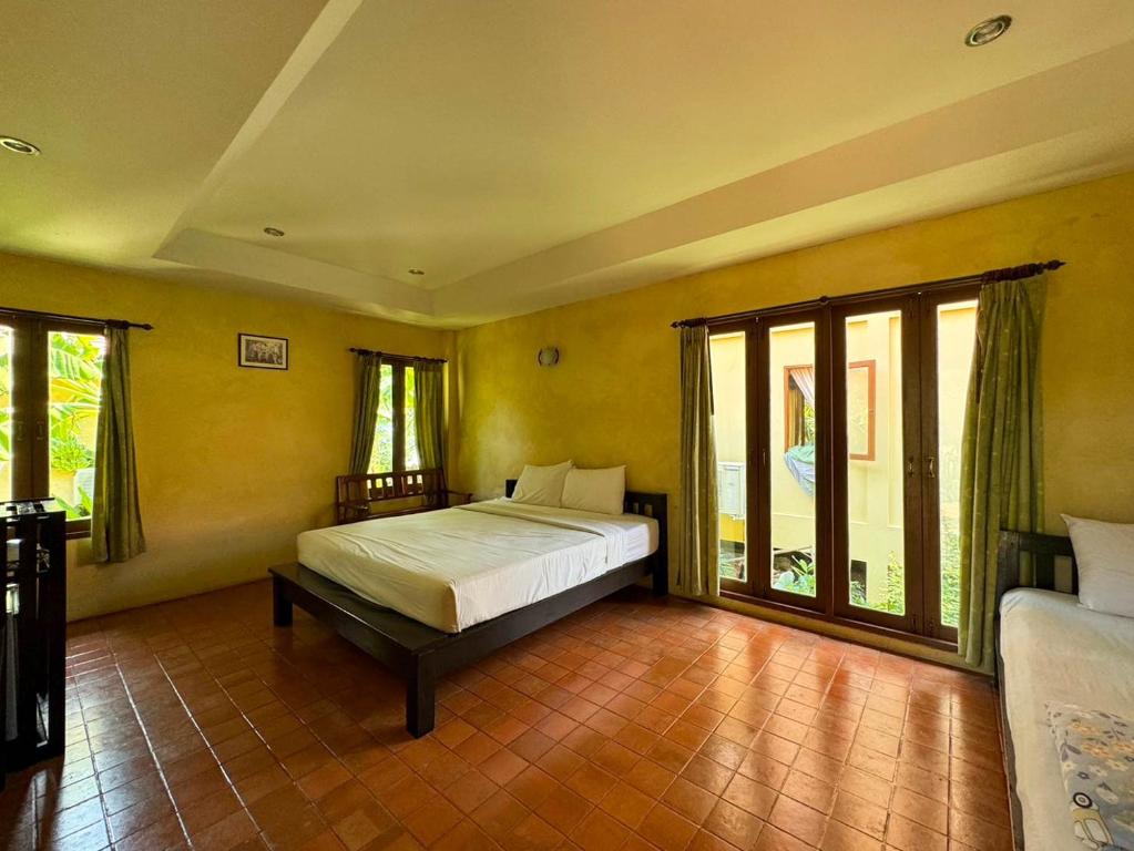 Postel nebo postele na pokoji v ubytování Baan Bali Beach Resort Pranburi