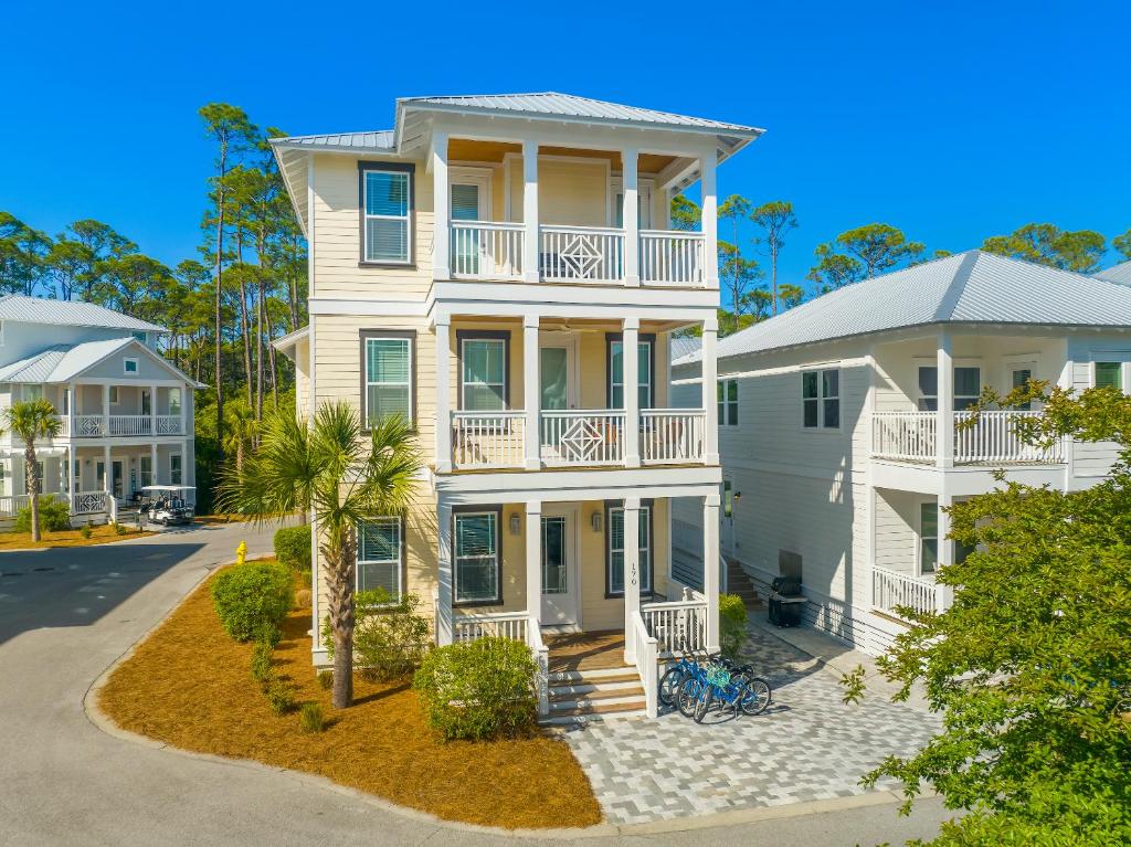 30A Pet Friendly Beach House Lotus by the Sea by Panhandle Getaways