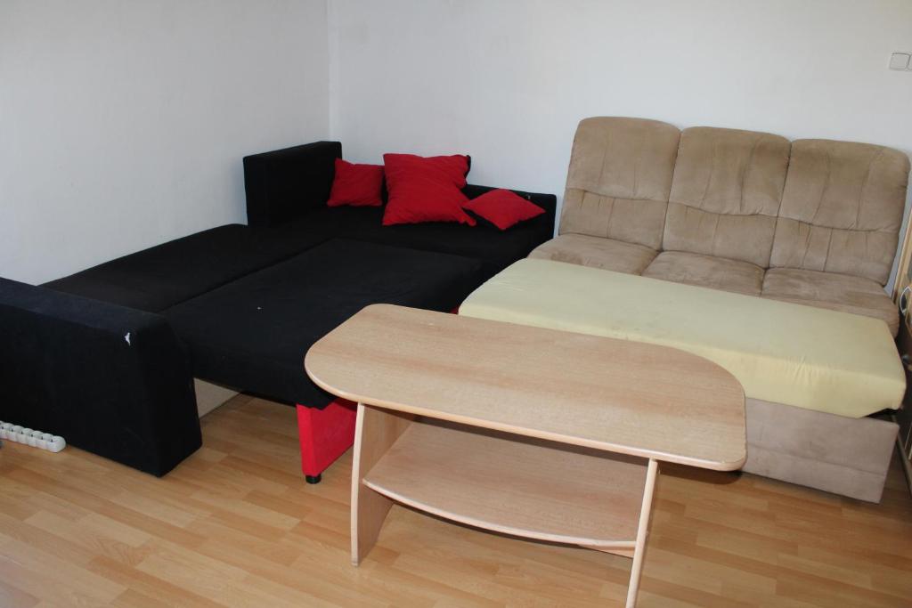 sala de estar con sofá y mesa en Vejmenek, 