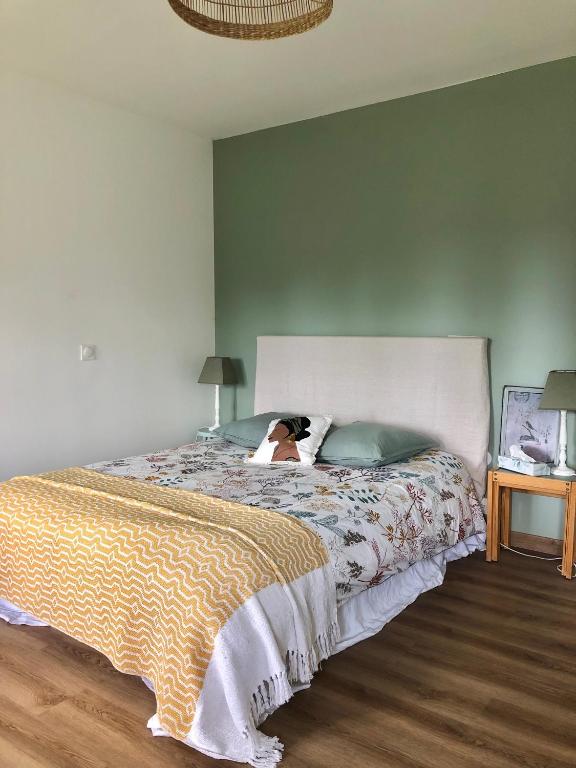 Łóżko lub łóżka w pokoju w obiekcie La Maison du Hommeel