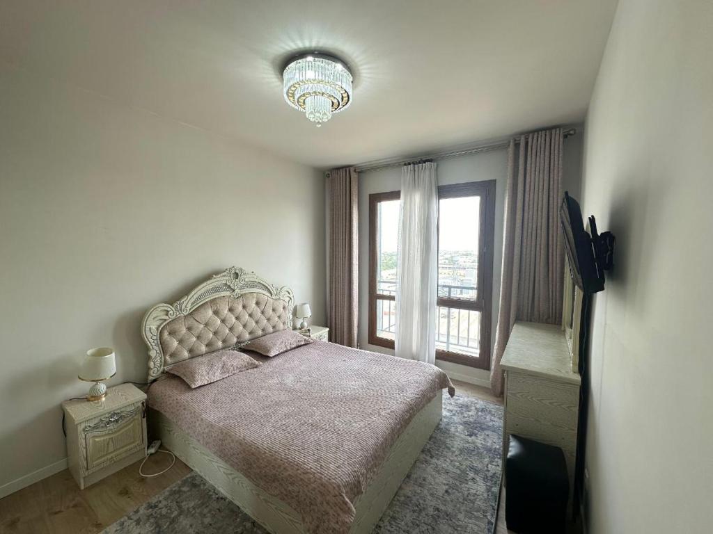 Tempat tidur dalam kamar di Шикарная квартира в Алмазар сити с видом на город.