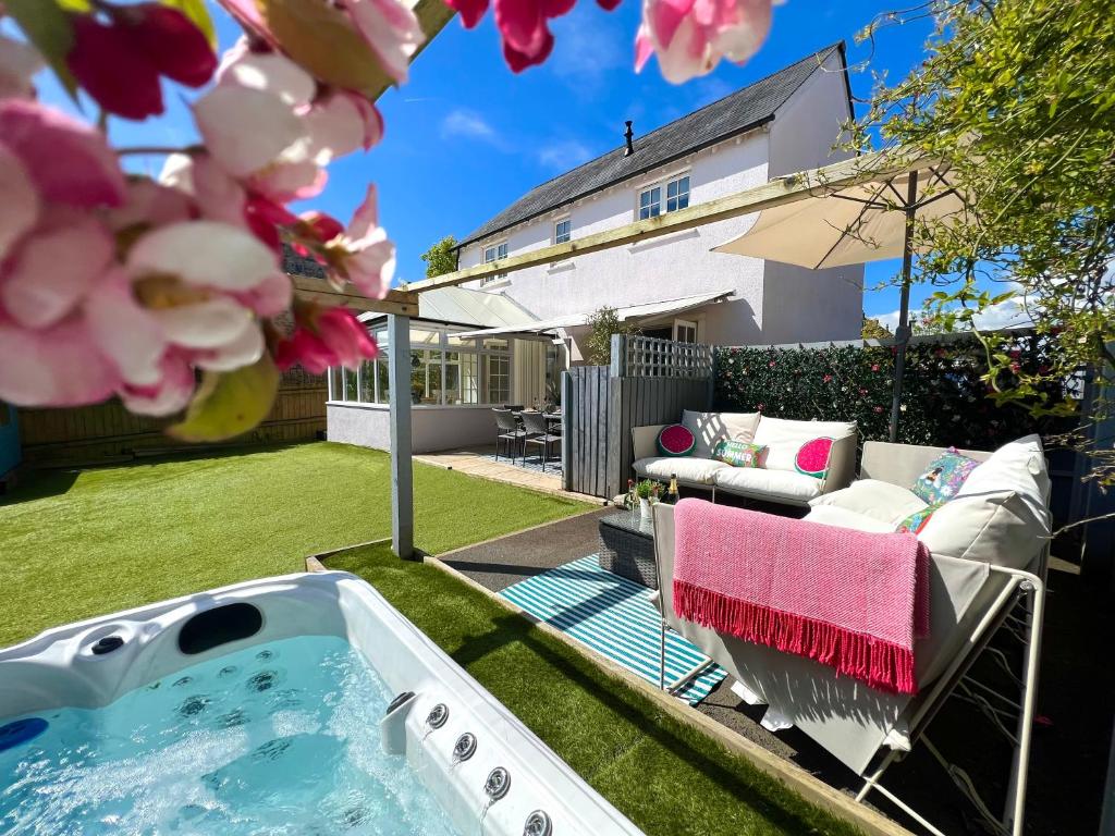 a backyard with a hot tub in a yard at Manuka Cottage, stylish property with hot tub in Stoke Gabriel