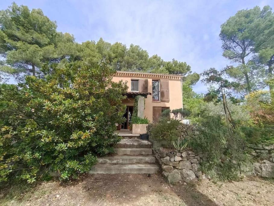 Photo de la galerie de l'établissement Maison Provençale avec jacuzzi, à Pierrevert