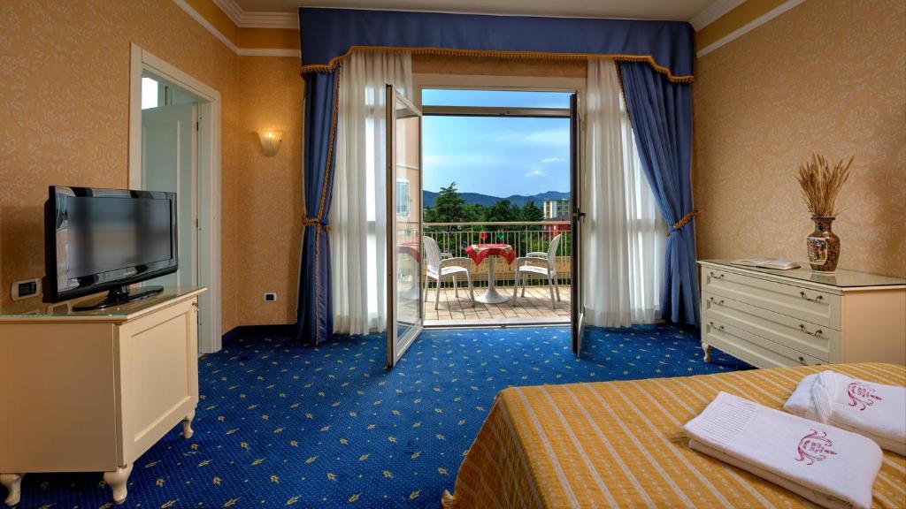 TV a/nebo společenská místnost v ubytování Hotel Terme Helvetia