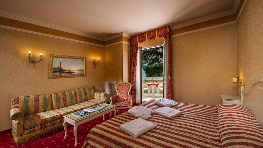 Postel nebo postele na pokoji v ubytování Hotel Terme Helvetia