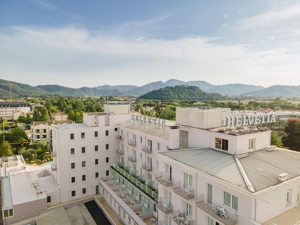 Nespecifikovaný výhled na hory nebo výhled na hory při pohledu z hotelu