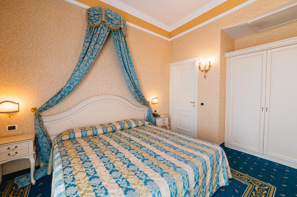 Postel nebo postele na pokoji v ubytování Hotel Terme Helvetia