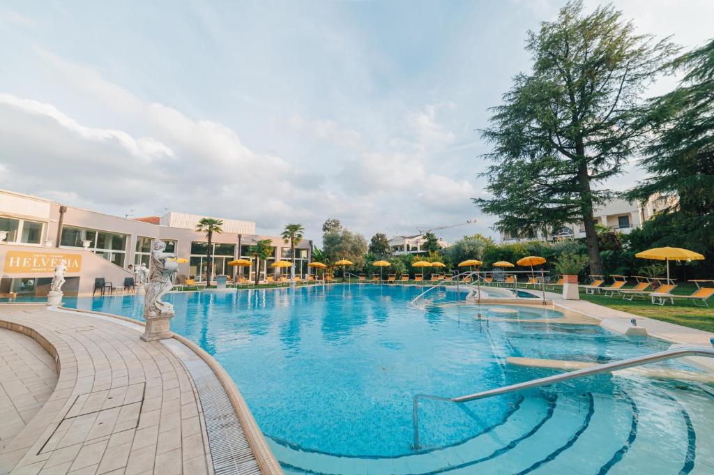 Bazén v ubytování Hotel Terme Helvetia nebo v jeho okolí