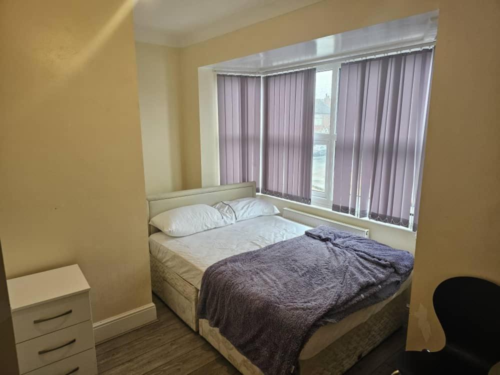 Habitación pequeña con cama y ventana en Available rooms at Buckingham road en Doncaster