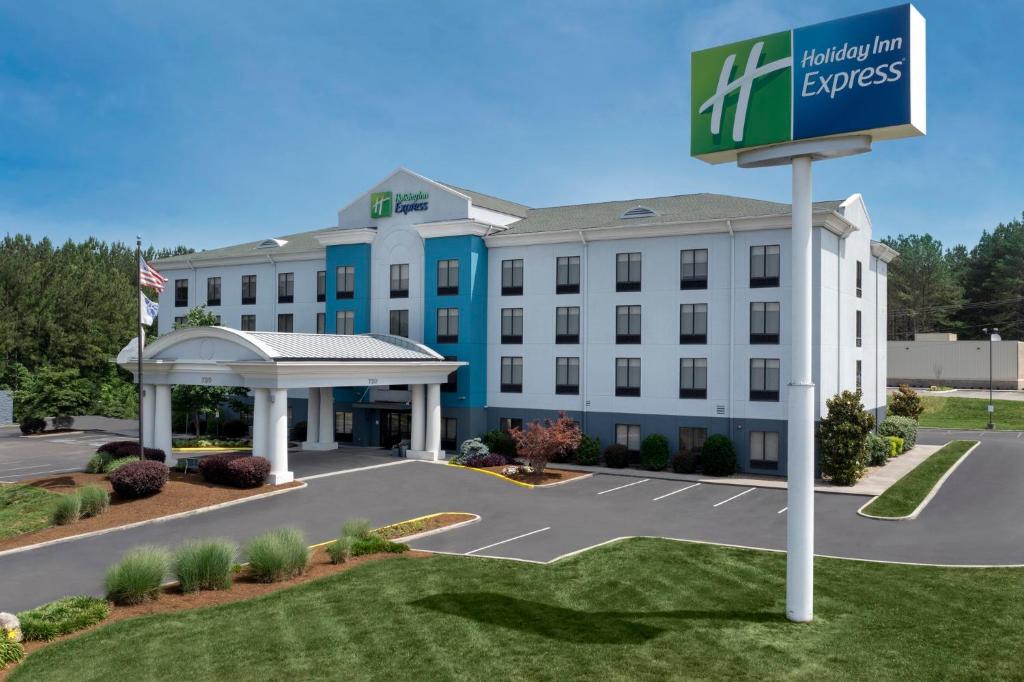 un hotel con un cartel frente a un edificio en Holiday Inn Express Knoxville-Strawberry Plains, an IHG Hotel en Knoxville