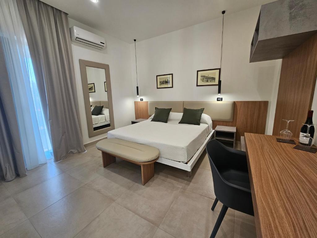 sypialnia z łóżkiem, stołem i krzesłem w obiekcie Villa Iris w mieście Giardini Naxos