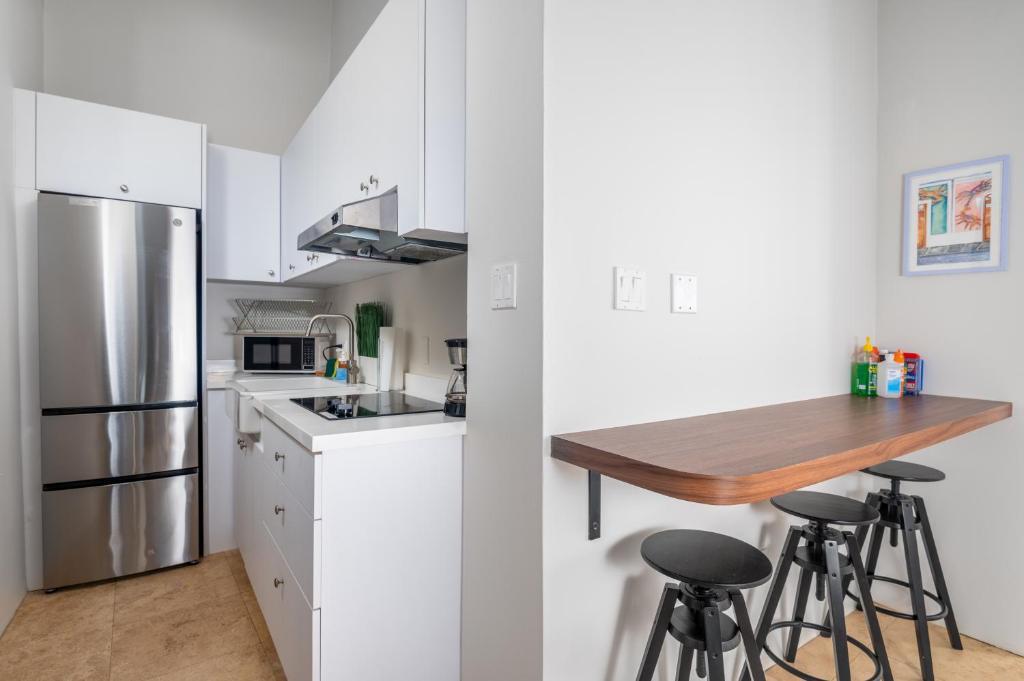 Köök või kööginurk majutusasutuses 2-BR Apt centrally located in OSJ!
