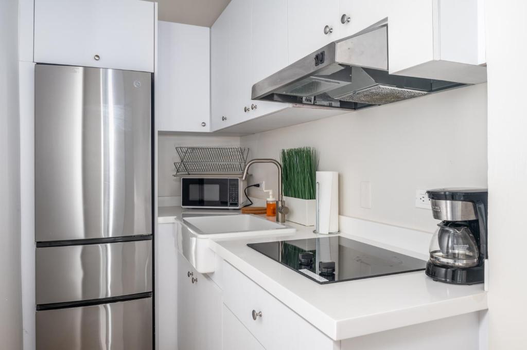 Köök või kööginurk majutusasutuses 2-BR Apt centrally located in OSJ!