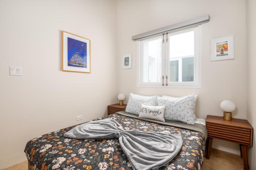 Voodi või voodid majutusasutuse 2-BR Apt centrally located in OSJ! toas
