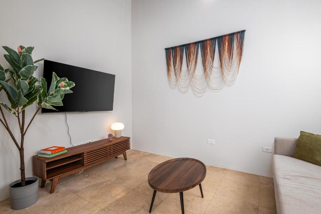 Televiisor ja/või meelelahutuskeskus majutusasutuses 2-BR Apt centrally located in OSJ!